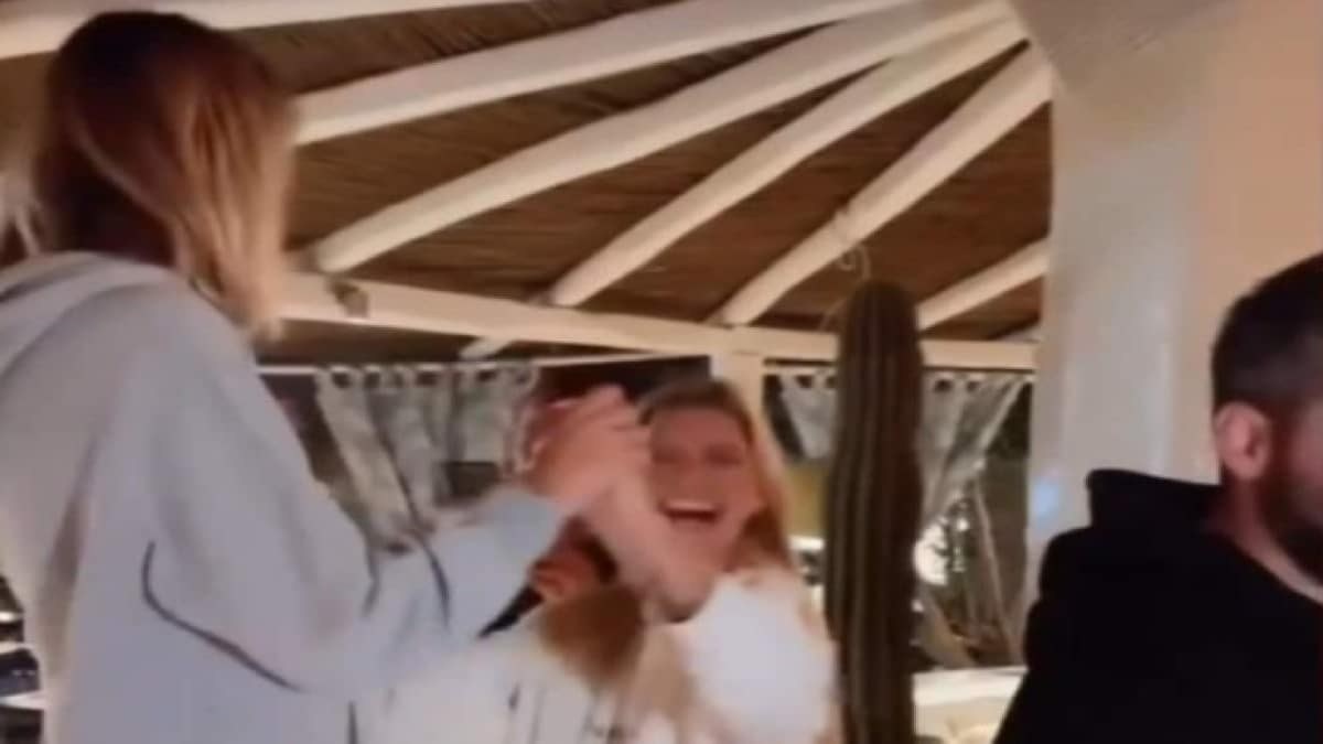 Aναστέναξαν μέχρι και τα τραπέζια: Ξανθές κουκλάρες χορεύουν τσιφτετέλι και βάζουν “φωτιά”