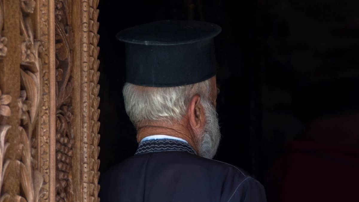 Τρόμος στη Σαλαμίνα: Ιερέας σε αμόκ έβρισε, χτύπησε και κλείδωσε πιστούς μέσα σε εκκλησία