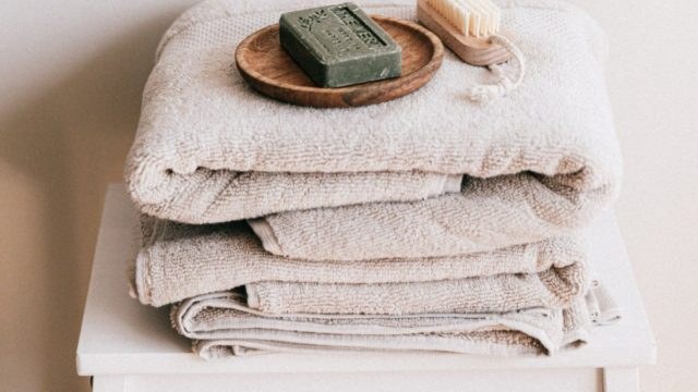 Μαλακές σαν χάδι: 5 Tips για να έχετε τις πιο αφράτες και βελούδινες πετσέτες μπάνιου