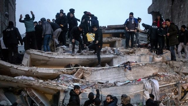 Σεισμός στην Τουρκία: Αποθέωση στους Έλληνες από τον Τούρκο πρέσβη στο Βερολίνο – «Σας ευγνωμονούμε»