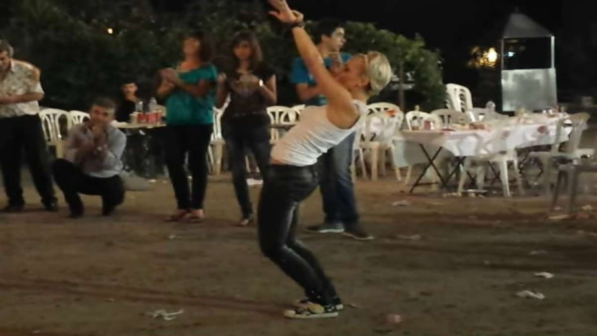 «Σαρώνει» το Youtube με 2 εκατ. views – 30χρονη χορεύει το Τσιφτετέλι της Λουλουδούς και κάνει πάταγο!