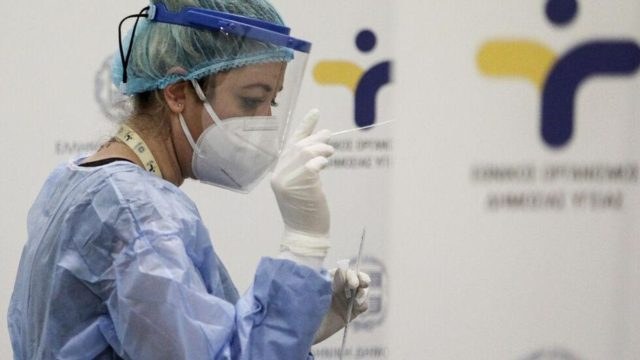 ΕΟΔΥ: 70 νεκροί και 96 διασωληνωμένοι από κορωνοϊό σε μία εβδομάδα – Μειώθηκαν τα κρούσματα γρίπης