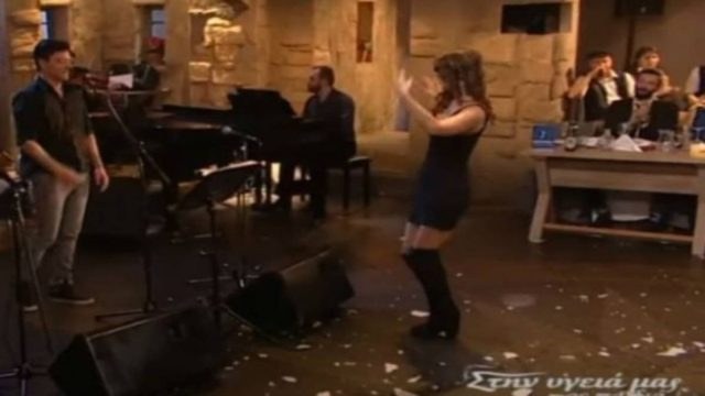 Ηθοποιός χορεύει το πιο αργό και βασανιστικό τσιφτετέλι και «γκρεμίζει» το Youtube με χιλιάδες προβολές!