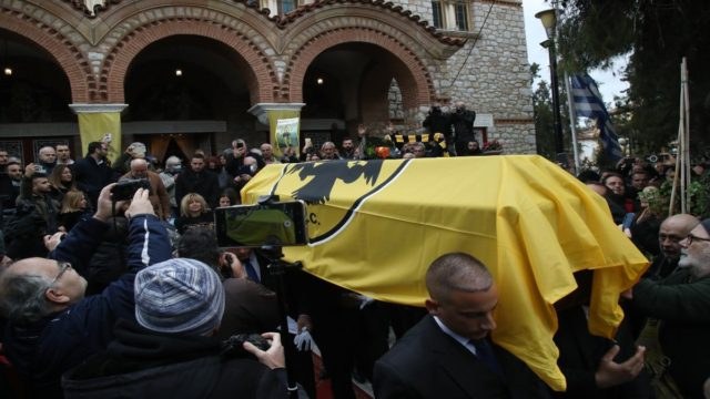 Μίμης Παπαϊωάννου: Με τον ύμνο της ΑΕΚ και την ιαχή «αθάνατος» το τελευταίο «αντίο» στον θρύλο των «κιτρινόμαυρων» – Συντετριμμένη η σύζυγός του – Ποιοι πήγαν στην κηδεία του θρυλικού άσου