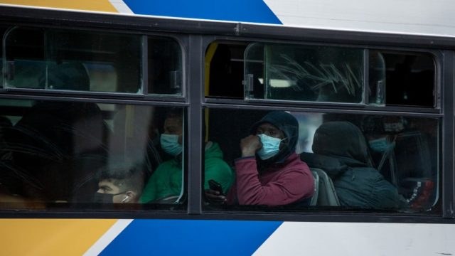 Κορωνοϊός: Και επίσημα τέλος οι μάσκες από τα ΜΜΜ! Πού παραμένουν και τι ισχύει πλέον με τα rapid test