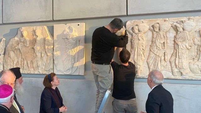 Συγκίνηση στο Μουσείο Ακρόπολης: Επέστρεψαν μετά από 200 χρόνια τα θραύσματα του Παρθενώνα από το Βατικανό