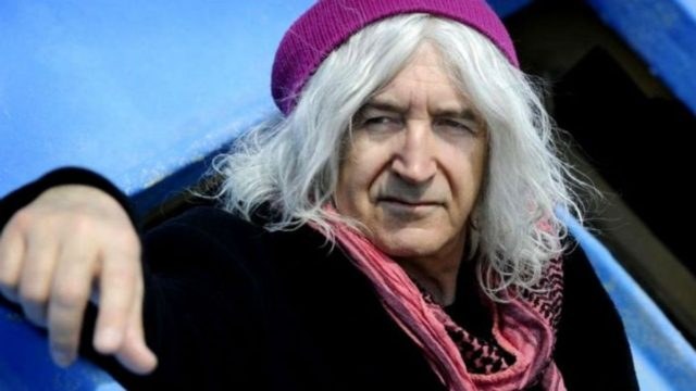 Ολόιδιος με κοντό μαλλί: Αυτός είναι ο άγνωστος αδερφός του Νίκου Καρβέλα (photo)