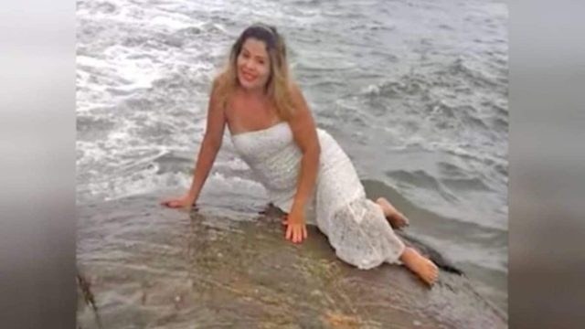 Νύφη πόζαρε για μια φωτογραφία, όταν άκουσε τον γαμπρό να φωνάζει – Όταν το κατάλαβε, ήταν αργά