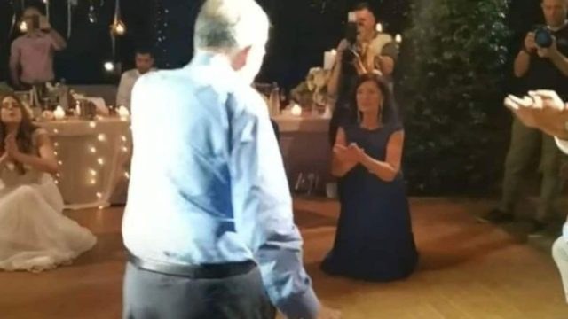 Έδωσε «ρέστα»: 93χρονος παππούς χορεύει ζεϊμπέκικο και κάνει τους πάντες να… «παγώσουν» (Video)