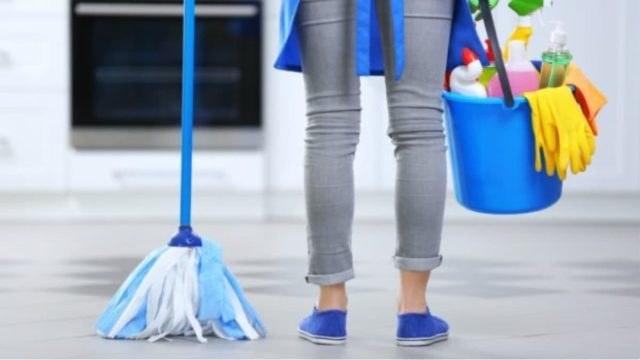 «Μαγικό» τρικ στο σφουγγάρισμα: Το ιδανικό μείγμα για να μην μυρίσει ποτέ άσχημα το σπίτι