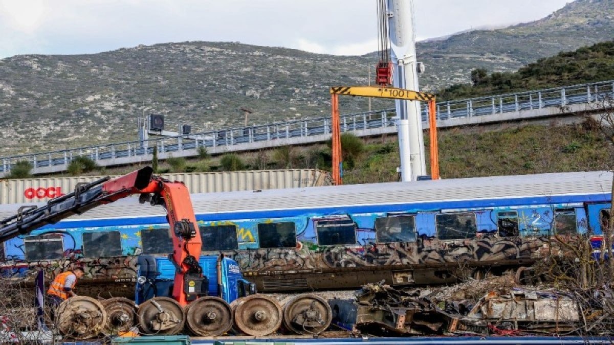 «Οι ανεγκέφαλοι σκότωσαν τα παιδιά μας!» – Ξεχειλίζει η οργή από τους συγγενείς των θυμάτων της τραγωδίας των Τεμπών (Video)