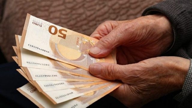 Συντάξεις: Στα «σχοινιά» χιλιάδες δικαιούχοι – Ποιοι χάνουν έκτακτο επίδομα
