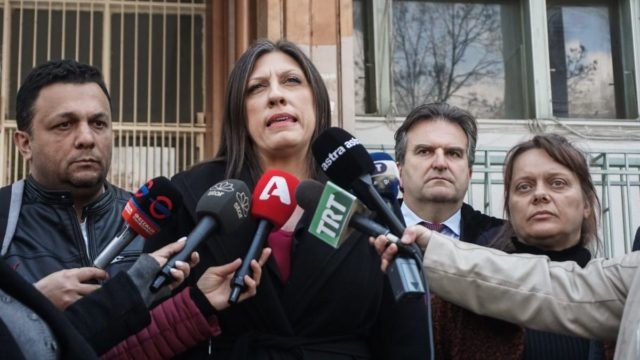 Τέμπη – Γονείς 23χρονου Ντένις: «Θέλουμε να αποδοθεί δικαιοσύνη, ήταν μαζική δολοφονία» – Η Ζωή Κωνσταντοπούλου στο πλευρό της οικογένειας (video)