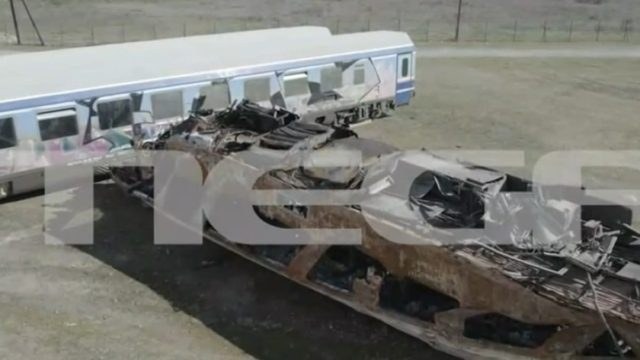 Τραγωδία στα Τέμπη: Καρβουνιασμένα βαγόνια, άμορφες μάζες σιδερικών, αποκαΐδια και μυρωδιά θανάτου- Σοκάρουν οι εικόνες από το σημείο της σύγκρουσης (Video)