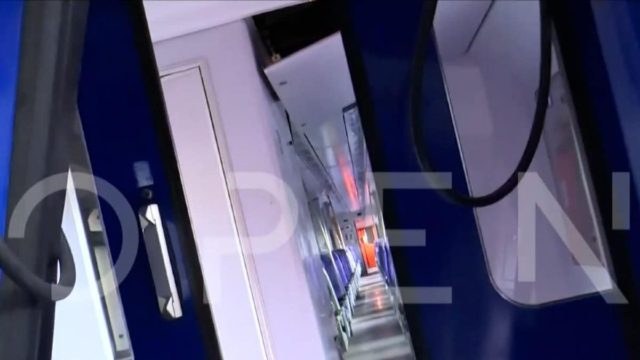 Τραγωδία στα Τέμπη: Ανατριχιαστικό βίντεο μέσα στο Intercity 62 – Το βαγόνι που γέρνει και σπασμένα τζάμια