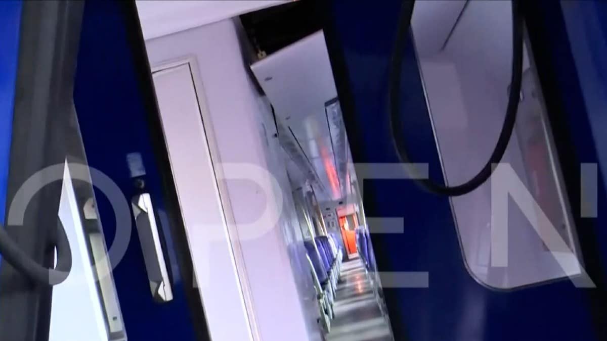 Τραγωδία στα Τέμπη: Ανατριχιαστικό βίντεο μέσα στο Intercity 62 – Το βαγόνι που γέρνει και σπασμένα τζάμια