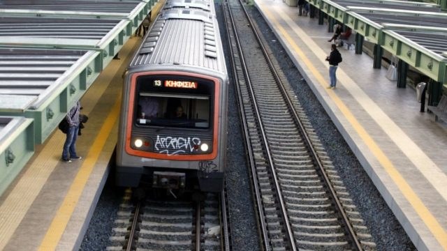 Συναγερμός στα Πατήσια: Πτώση ατόμου στον ηλεκτρικό του Αγίου Νικολάου – Διακοπή των δρομολογίων