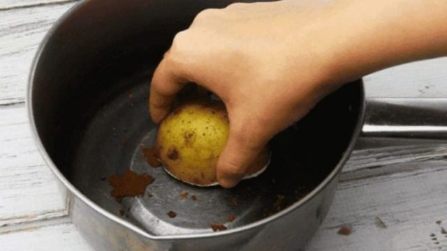 Σπουδαίο μαγειρικό κόλπο με πατάτα στον πάτο της κατσαρόλας – Θα τρέξετε να το κάνετε!