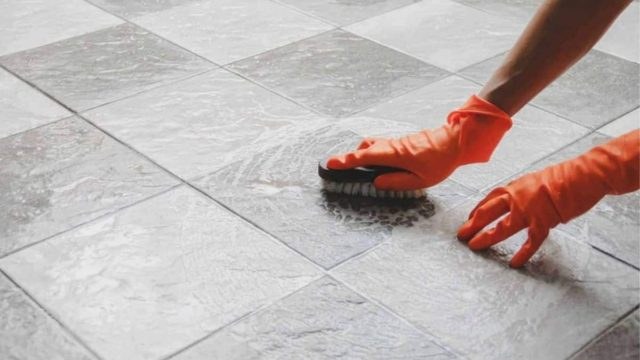 Σκουριασμένα πλακάκια: Η σπιτική πάστα με μαγειρική σόδα και άλλα 3 υλικά για πεντακάθαρους αρμούς