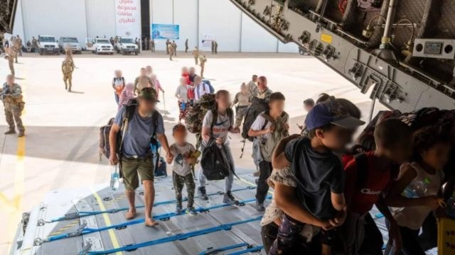 Σουδάν: Απεγκλωβίστηκαν άλλα 7 άτομα! Στην Ελευσίνα αναμένεται το C-27 με τους 27 Έλληνες (Video)