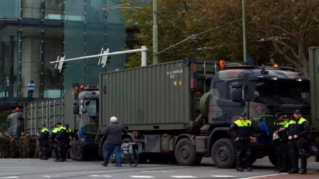 Συναγερμός στη Χάγη: Εκκενώθηκε το κτίριο του κοινοβουλίου – Πυροτεχνουργοί στο σημείο