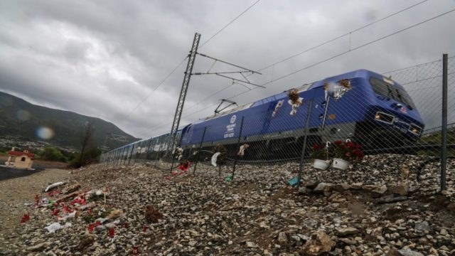 Τέμπη: Ανατριχίλα! Η στιγμή που το Intercity περνάει για πρώτη φορά από το σημείο της τραγωδίας – Σφίχτηκαν καρδιές (Video)