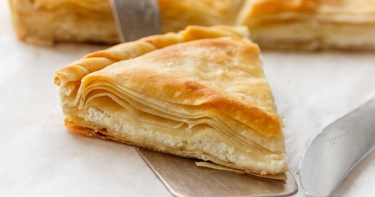 Θεϊκή νηστίσιμη τυρόπιτα με λίγα υλικά – Λαχταριστή και εύκολη συνταγή που φτιάχνεται στη στιγμή!