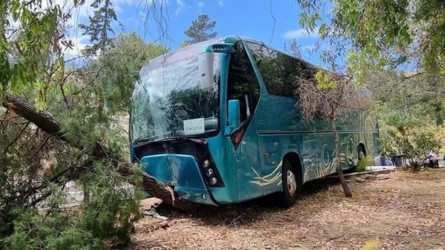 Τροχαίο στην Αίγινα: «Το παιδί είχε ταραχτεί, δεν μπορούσε να μιλήσει» – 3 μαθήτριες είχαν εγκλωβιστεί ανάμεσα σε δύο πούλμαν