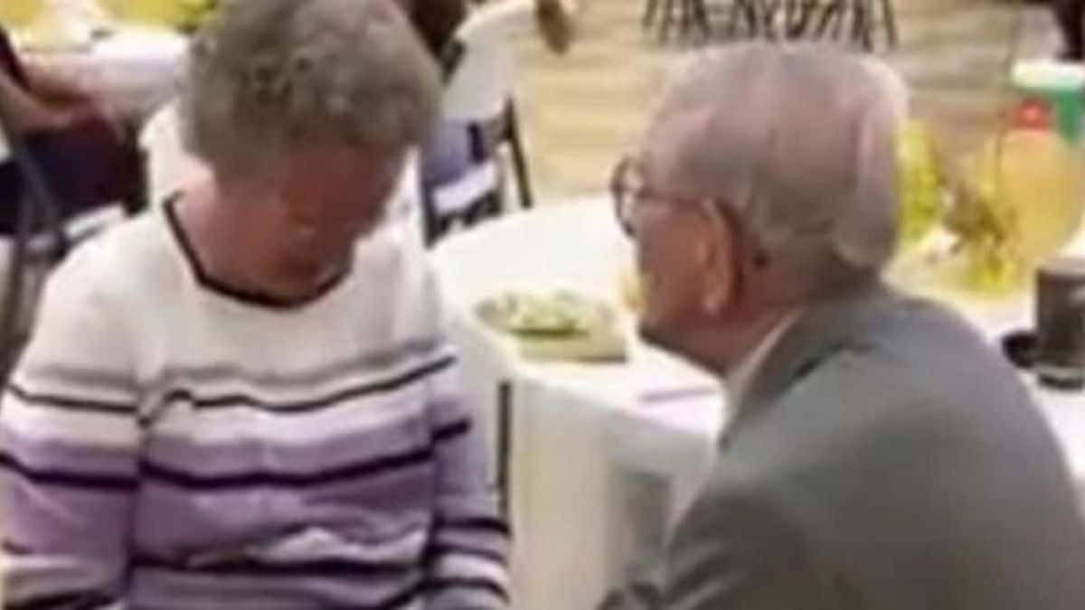 92χρονος παππούς γονατίζει μπροστά στην γιαγιά που είναι μαζί για 50 χρόνια – Αυτό που ακολουθεί, ραγίζει καρδιές