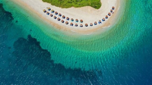 Η καταπράσινη «όαση» του Αιγαίου: Το δυσπρόσιτο νησί με το υποβρύχιο μουσείο και τις… παραδεισένιες παραλίες! (photos-video)