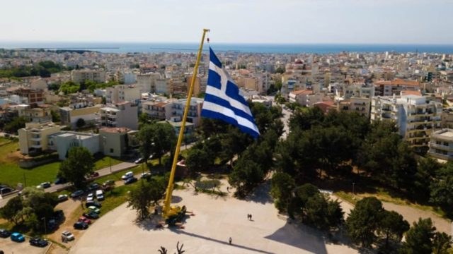 Αλεξανδρούπολη: Υψώθηκε ελληνική σημαία 600 τ.μ. στα σύνορα για την 103η επέτειο απελευθέρωσης της πόλης