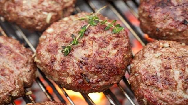 Δεν είναι μόνα τα υλικά στον κιμά: Αυτό είναι το πολύτιμο κόλπο για να πετύχετε άψογα μπιφτέκια