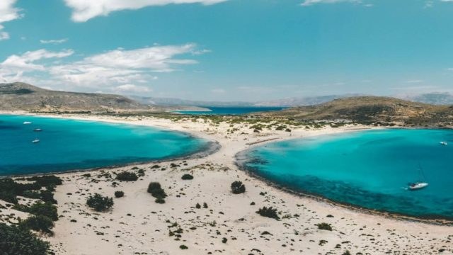 Με τιρκουάζ νερά και λευκές αμμουδιές: Το εξωτικό ελληνικό νησί που θα σε «κερδίσει» για πάντα