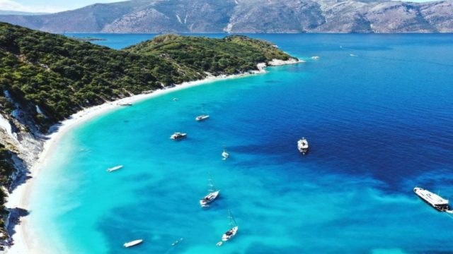 Κάπως έτσι είναι ο παράδεισος: Το νησί με την «κρυφή» καταγάλανη παραλία που νιώθεις ότι βρίσκεσαι στην Εδέμ