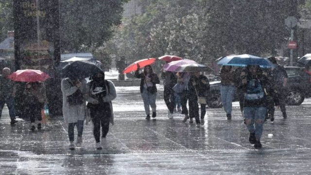 Καιρός σήμερα 5/5: Βροχές και καταιγίδες στις περισσότερες περιοχές – «Καμπανάκι» Αρναούτογλου, Μαρουσάκη, Αρνιακού
