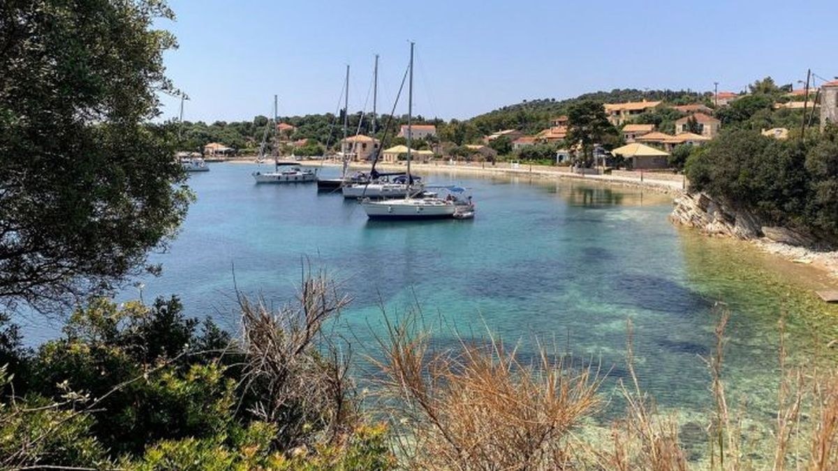 Εισιτήριο 3 ευρώ, φαγητό με 10 ευρώ: Το ελληνικό νησί-ησυχαστήριο που επιλέγουν όσοι προτιμούν φθηνές κι ανέμελες διακοπές