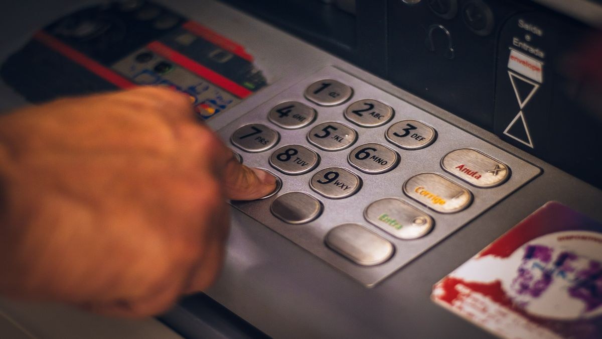 «Κραχ» στα ΑΤΜ: Έτσι κλέβουν το PIN της κάρτας σας χωρίς να πάρετε χαμπάρι