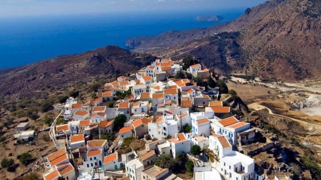 Το νησί του Αιγαίου με τα σεληνιακά τοπία και τις πεντακάθαρες παραλίες που σε μαγνητίζει