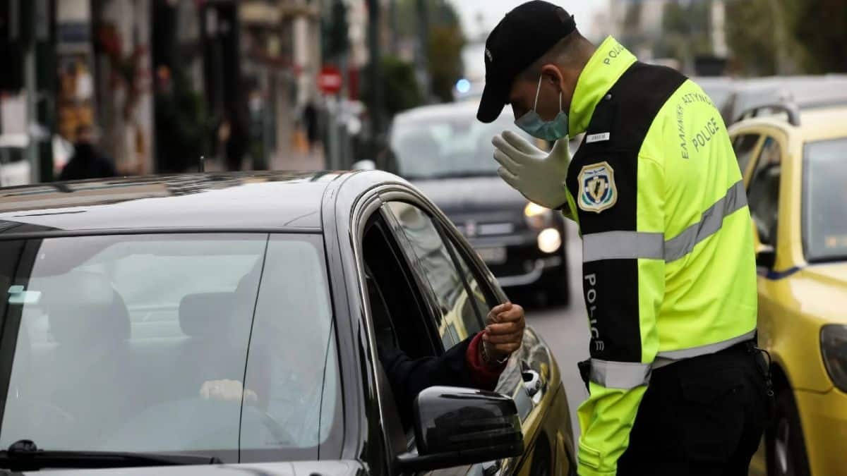 Πρόστιμο έως 200 ευρώ σε Έλληνες οδηγούς – «Βαρύς πέλεκυς» για κάρτα που αγνοούν οι περισσότεροι