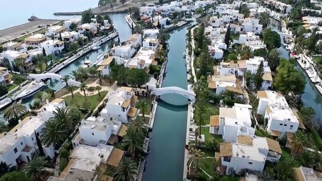 Μόλις 2 ώρες απο την Αθήνα, δεν έχει δρόμους αλλά κανάλια: Η «Βενετία» της Ελλάδας εντυπωσιάζει γεμάτη βίλες, σκάφη, πισίνες