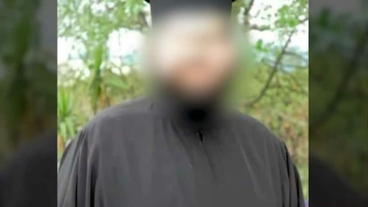 Φρίκη στο Ναύπλιο: Αυτός είναι ο 40χρονος ιερέας που συνελήφθη για ασέλγεια σε 12χρονο αγοράκι – Έστελνε βίντεό του να αυνανίζεται γυμνός (Video)