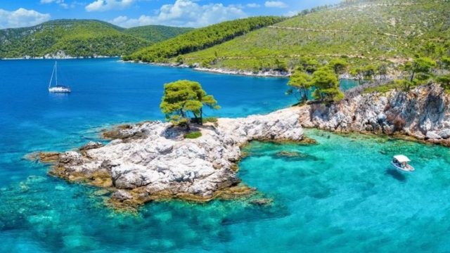 Ειδυλλιακό τοπίο: Η μαγική παραλία του Αιγαίου με τα σμαραγδένια νερά και το γραφικό εκκλησάκι που θα ήθελαν όλοι να παντρευτούν