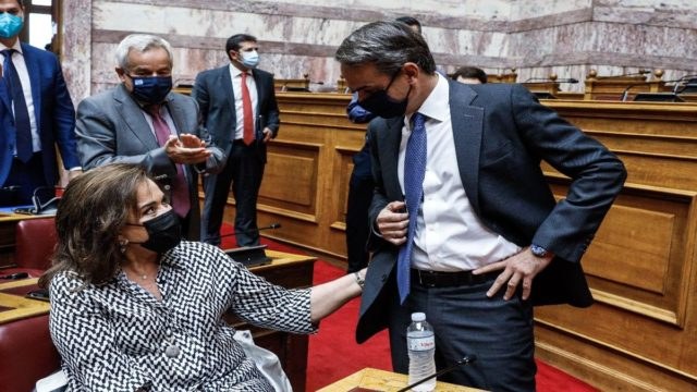 «Κυριάκο, σκύψε λίγο να σου πω. Πες τους να πετάξουν τα παλιά…» – Το ψιθύρισμα της Ντόρας στο αυτί του Μητσοτάκη (Video)