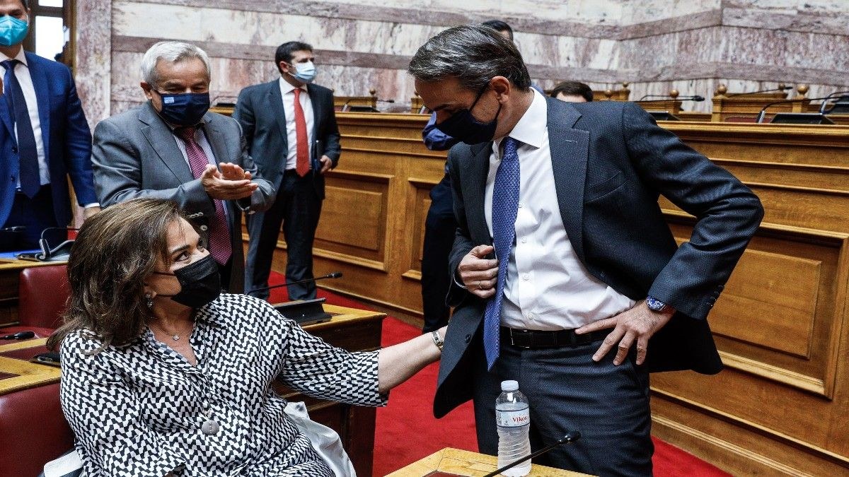 «Κυριάκο, σκύψε λίγο να σου πω. Πες τους να πετάξουν τα παλιά…» – Το ψιθύρισμα της Ντόρας στο αυτί του Μητσοτάκη (Video)