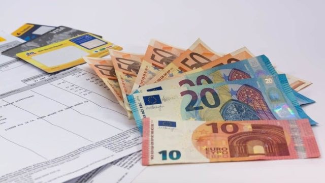 Επίδομα 105 ευρώ την εβδομάδα για δύο χρόνια – Άμεσα στα ΑΤΜ τα χρήματα