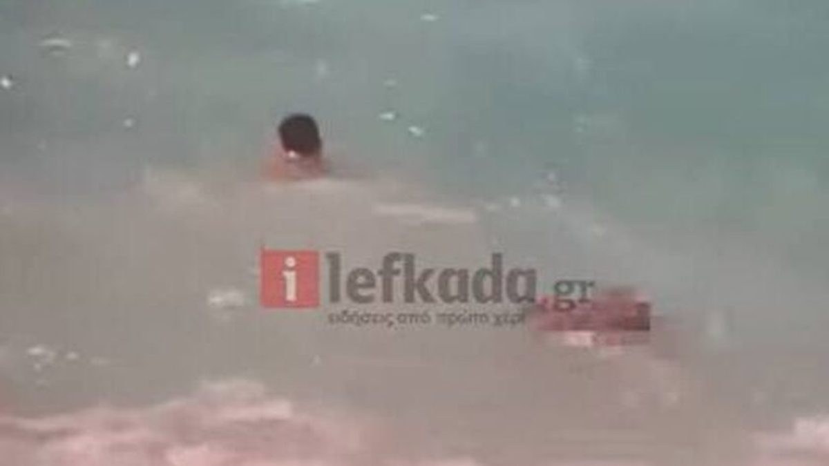 Σοκαριστικό βίντεο από τη Λευκάδα: Οι υπεράνθρωπες προσπάθειες ναυαγοσωστών να ανασύρουν τη σορό του άτυχου τουρίστα
