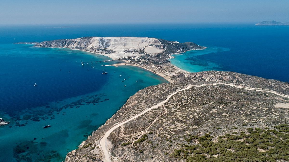 Ένας φυσικός «παράδεισος»: Το ελληνικό νησί του Αιγαίου με την γκρι αμμουδιά και τα ζαφειρένια νερά που παραδίνεσαι από το πρώτο λεπτό