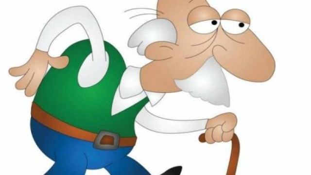 Καθόταν ένας 70χρονος παππούς στην αυλή και κοίταζε τον εγγονό να παίζει… Το ανέκδοτο της ημέρας (25/6)