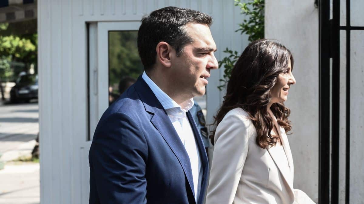 Εκλογές 2023: Όπου φύγει φύγει η Πόπη Τσαπανίδου – Βγήκε από τα γραφεία του ΣΥΡΙΖΑ, χαμογέλασε, χαιρέτησε και… εξαφανίστηκε
