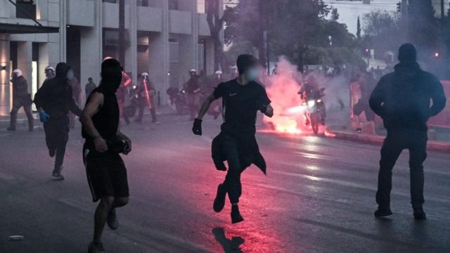 Ναυάγιο στην Πύλο: Επεισόδια στην πορεία διαμαρτυρίας – Μολότοφ, χημικά και «κυνηγητό» στα στενά